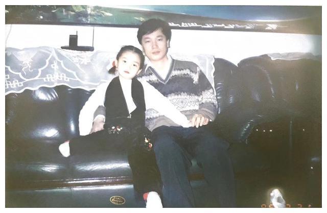 陈小纭罕晒全家福旧照自幼长相似爸爸曾怨恨妈妈将其送到北京