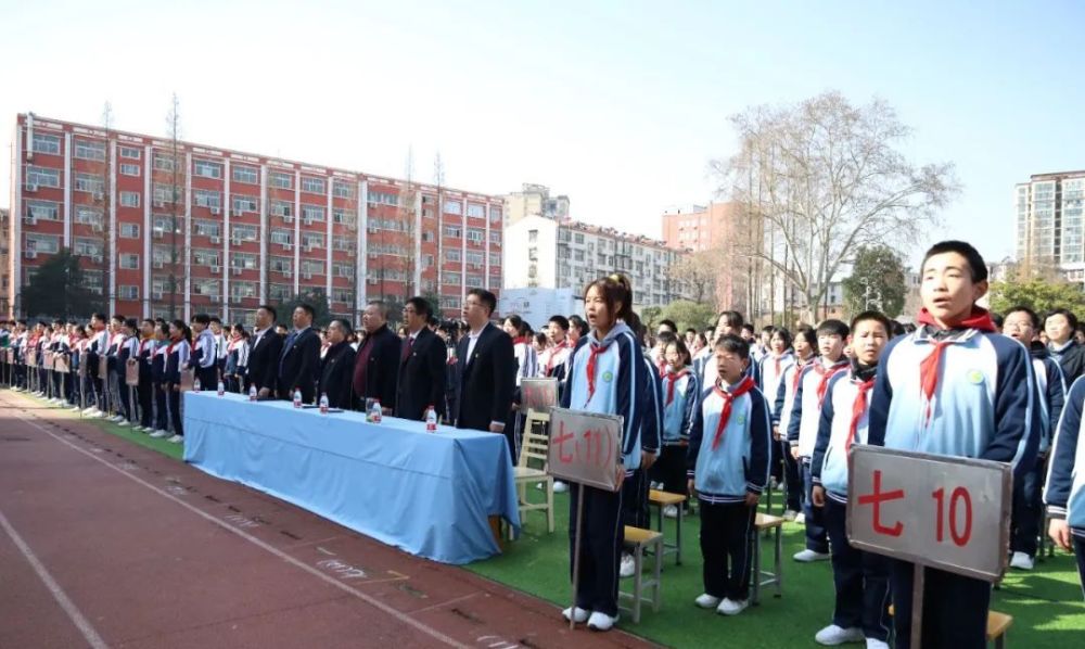 信阳市七中举行青春勇超越一起向未来开学典礼暨表彰大会