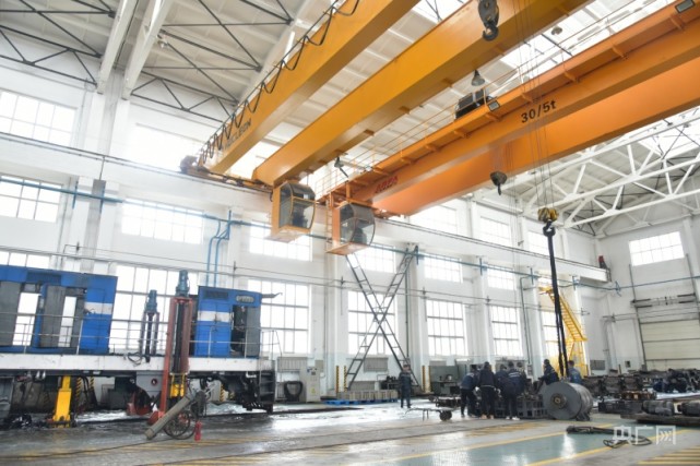 车间内天车正在吊运作业(央广网发 通讯员供图)勤恳的工作态度,高超的