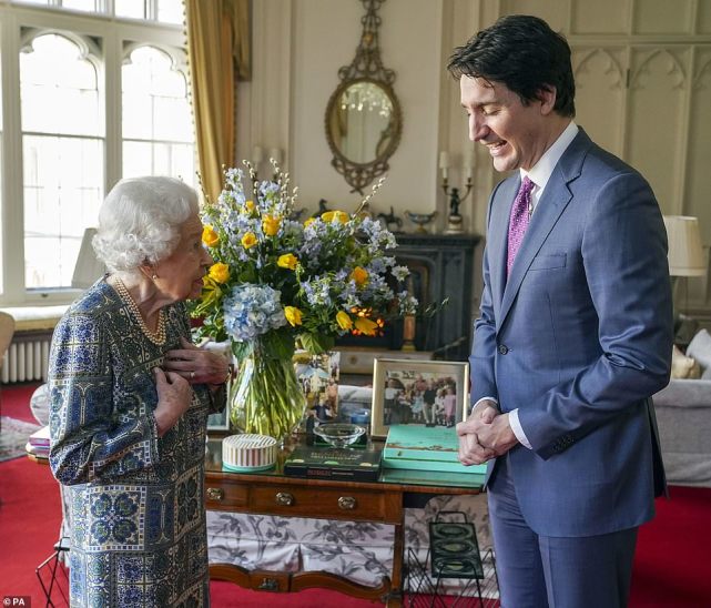 95岁英国女王病愈后首现身与特鲁多见面状态好佝偻得越发严重