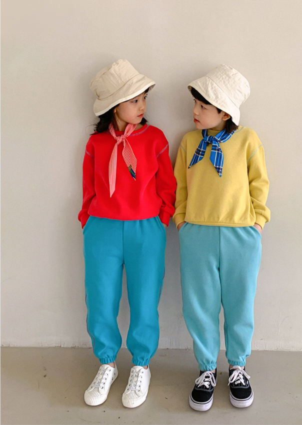 春季童装人群中娃难找给宝宝穿上撞色套装让孩子时髦吸睛爸妈一眼找娃