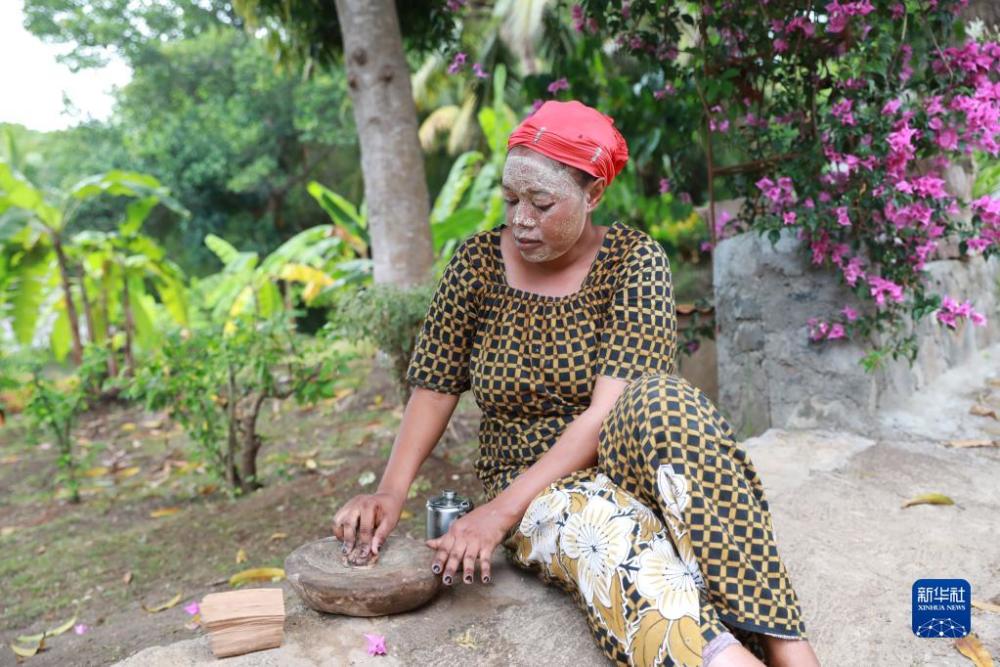 在科摩罗街头随处可见脸上抹着天然面膜的女性.