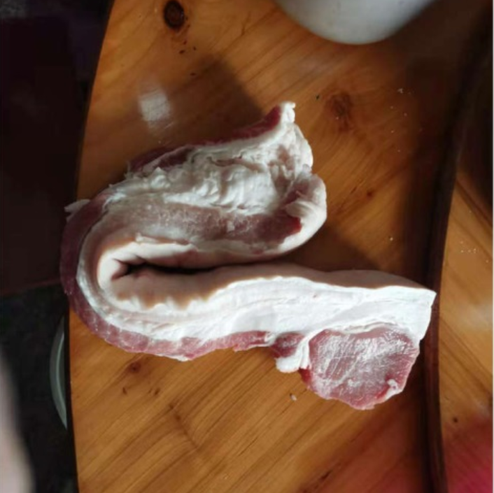 8斤猪肉1条香烟1点点汽油绍兴三男子贪小便宜吃大亏