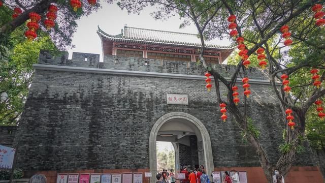 广州明代古城墙,位于广东省广州市解放北路越秀公园内,城门的历史可