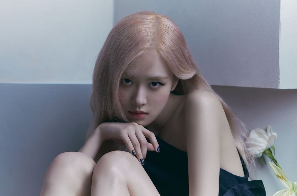 rosé朴彩英最新画报公开波点裙秀漫画腿满头金发一般人学不来