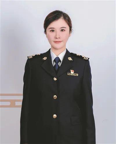 纪检委制服装图片