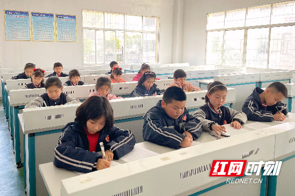 3月7日下午,冷水滩区高峰学校低年级学生开展了汉字书写比赛