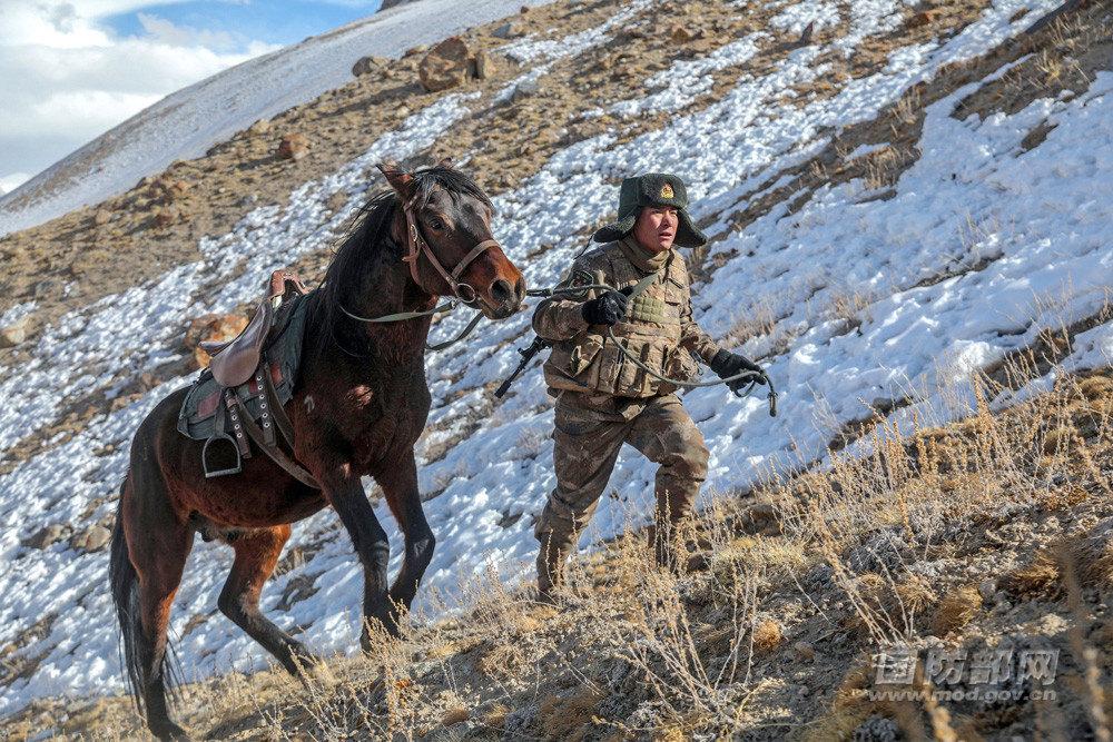 姬文志 摄官兵用身体守护无言战友过冰河.姬文志 摄萧萧战马踏边关.