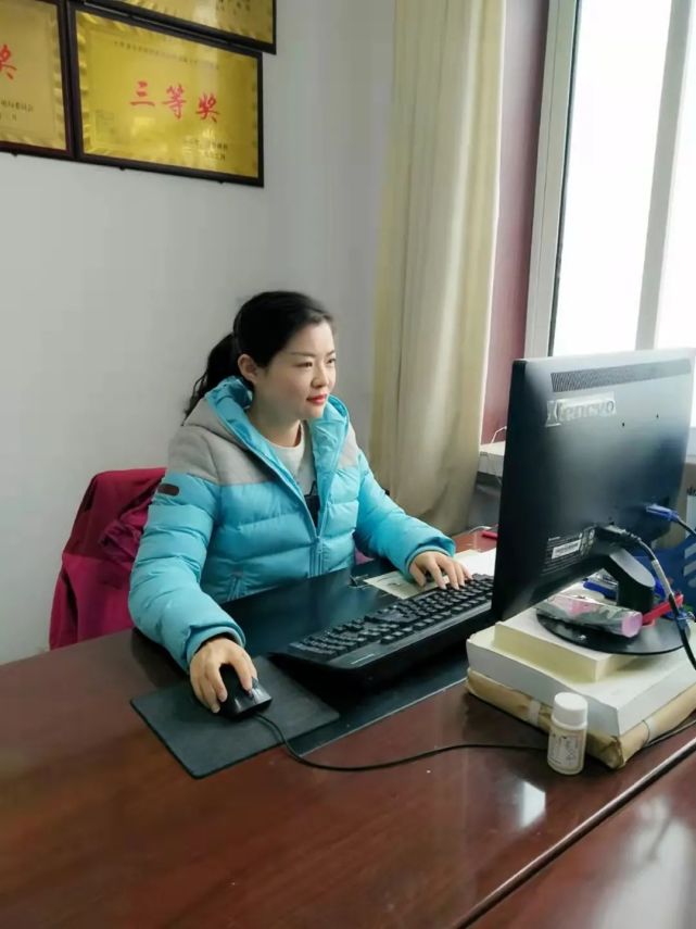 编辑,校对不在采访就在采访的路上王烨正在制作专题片王小兰正在