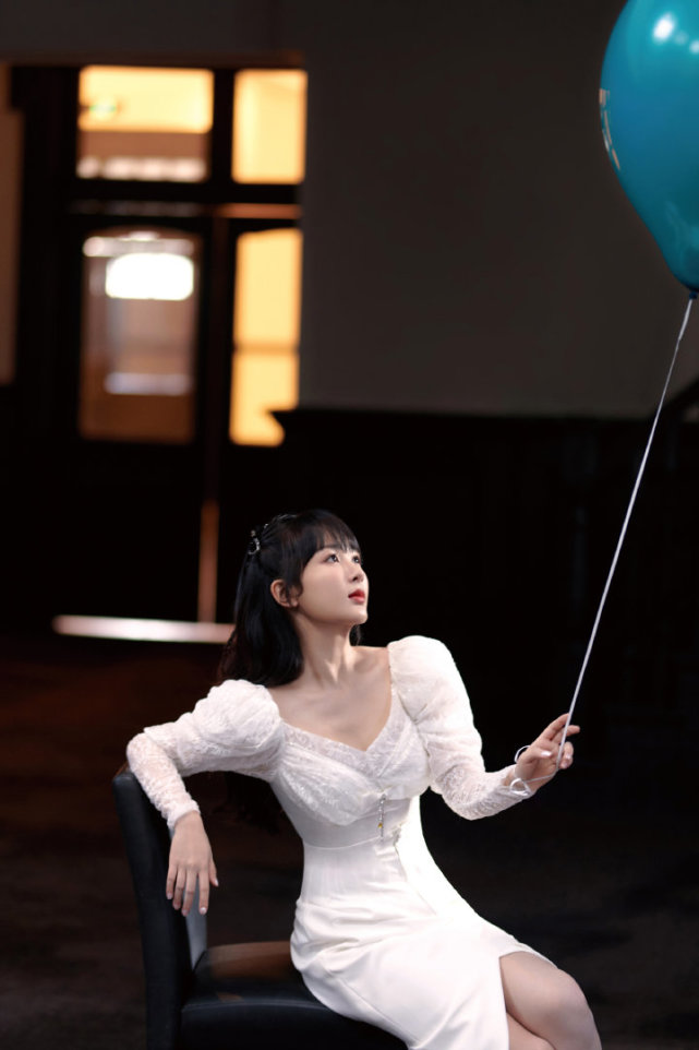 杨紫美腿又细又长一身白裙秀曼妙身姿肌肤透亮v领小秀性感