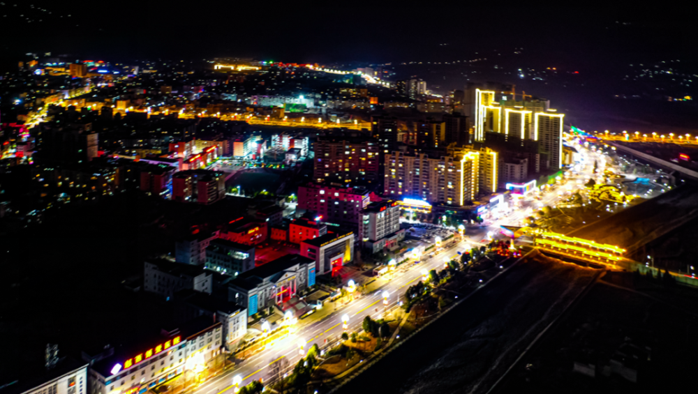 暮色下越西城流光溢彩的夜景總是令人著迷申果莊自然保護區位於越西縣