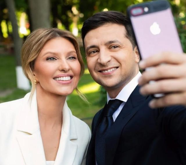 不过,在俄罗斯展开特别军事行动的第一天,泽连斯卡在社交账号上曾公开