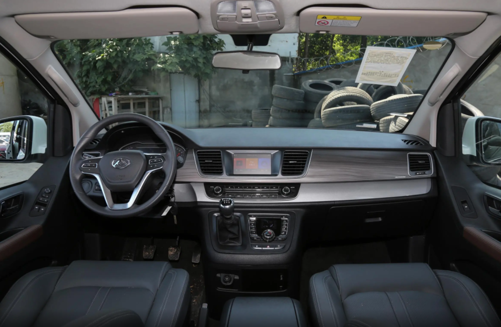 版的配置,但是该有的设计还是很不错的,比如中控部分采用的是木纹材质