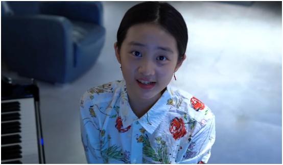 黄多多弹奏钢琴曲手法娴熟如在琴键跳舞五官和妈妈如粘贴复制