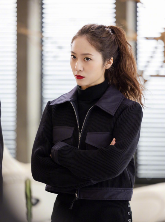 郑秀晶简直就是画报女神!最新美照飒气十足,直线条正装超a_腾讯新闻