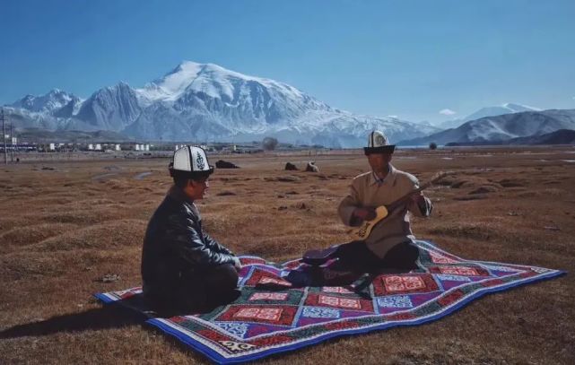 库姆孜是柯尔克孜族独有的古老弹拨乐器,"库姆孜"在柯尔克孜族语中是"