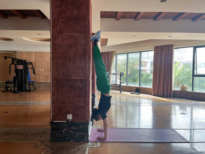 44岁黄奕妇女节晒健身照倒立下腰力量感爆棚满脸香汗素颜超赞