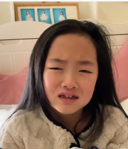 女孩梦到病逝父亲崩溃大哭妈妈强忍泪水哄女儿入睡心酸又心疼