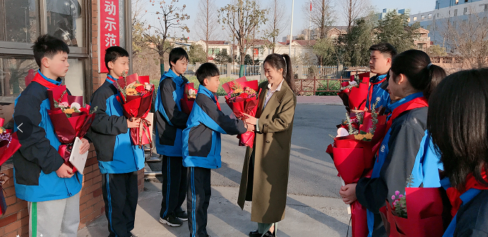 女神节无为四中因您更美好芳华献杏坛鲜花致敬意