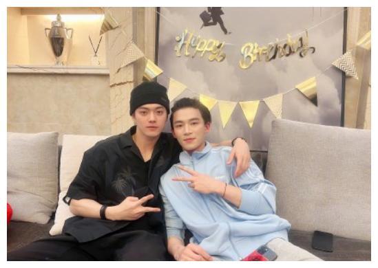 许凯过27岁生日老板于正晒庆生照并送祝福粉丝生日应援太感动