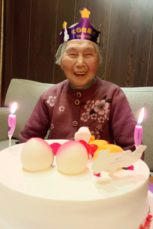 周*:這是我90歲的外婆,她真的很偉大,雖然不認識幾個字,但我的外婆