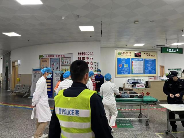 儿童受伤急需救治江门开平交警开通绿色通道护送就医