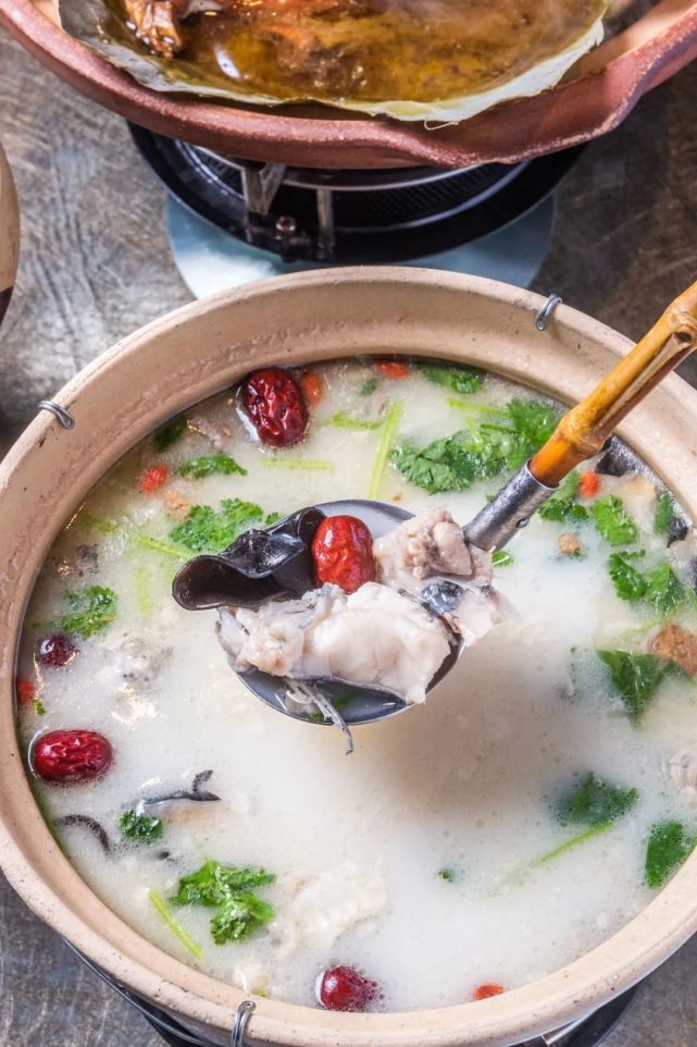 作为长江流域的珍品鱼,鮰鱼兼具鲥鱼之味与河豚之鲜,肉间没有小刺