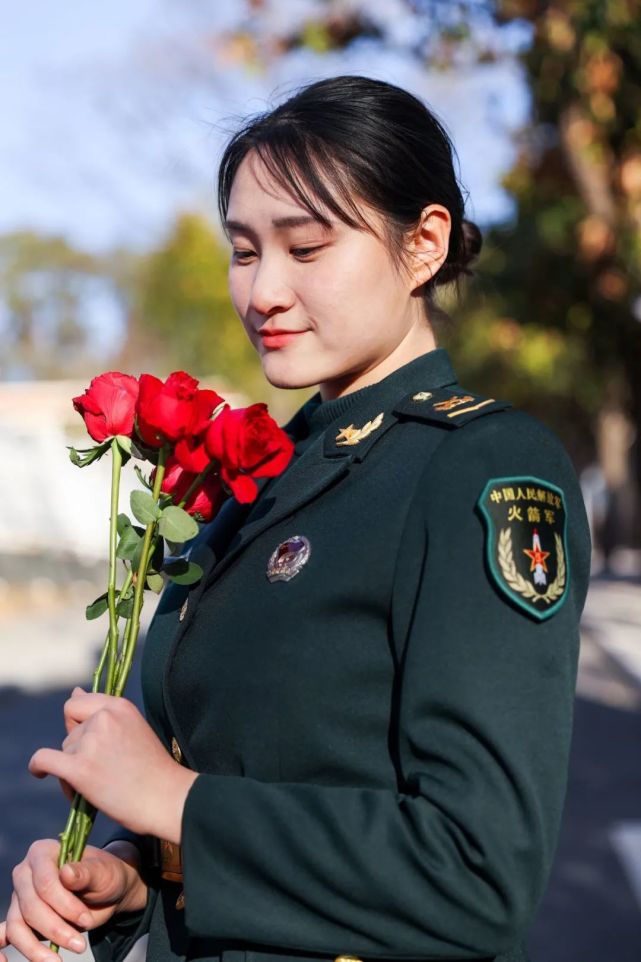 的花季献给了祖国如今新一代中国女军人在阳光中淬火在风雨中锻打书写