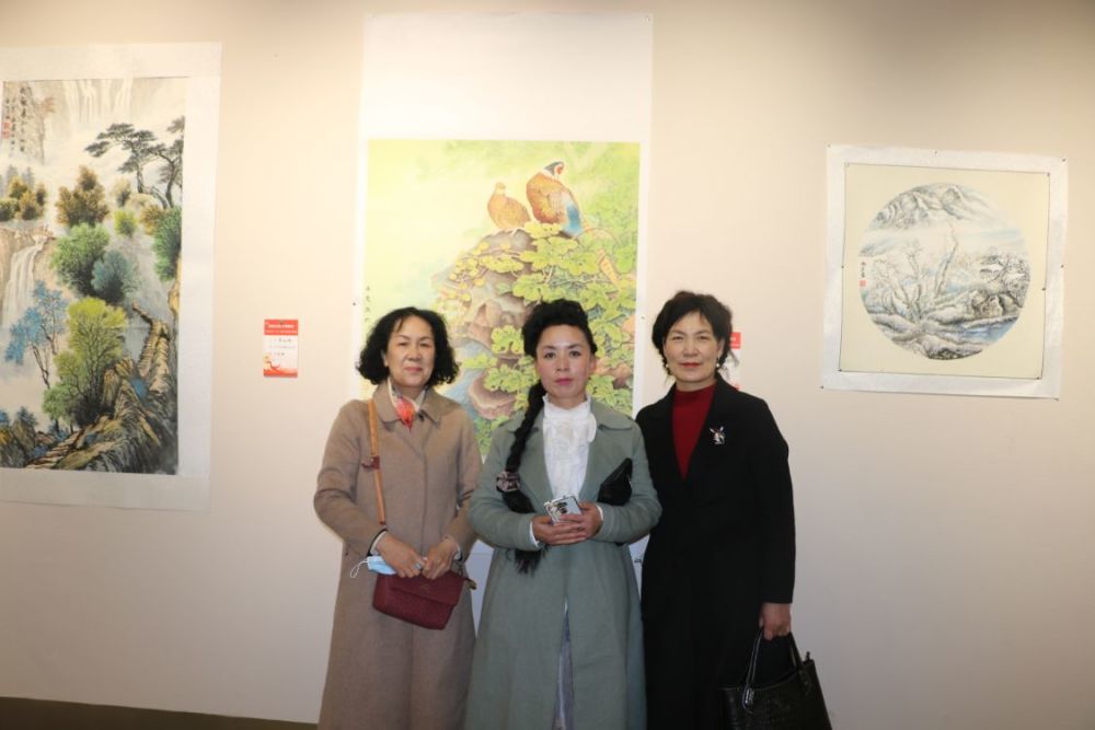 書畫展訊平涼市慶祝三八婦女節主題剪紙書畫展如期開展