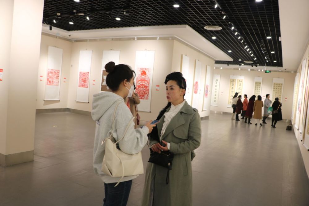 書畫展訊平涼市慶祝三八婦女節主題剪紙書畫展如期開展