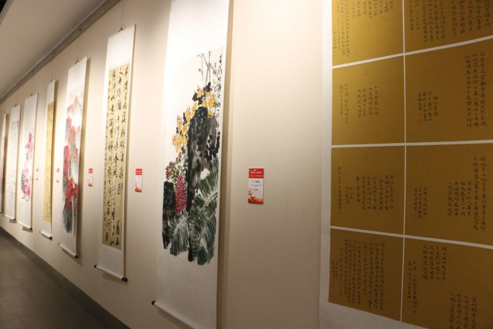 書畫展訊平涼市慶祝三八婦女節主題剪紙書畫展如期開展