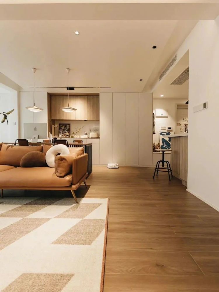 整个家里除了厨房,卫生间,阳台和玄关,其他全部都是地板通铺,并且不管