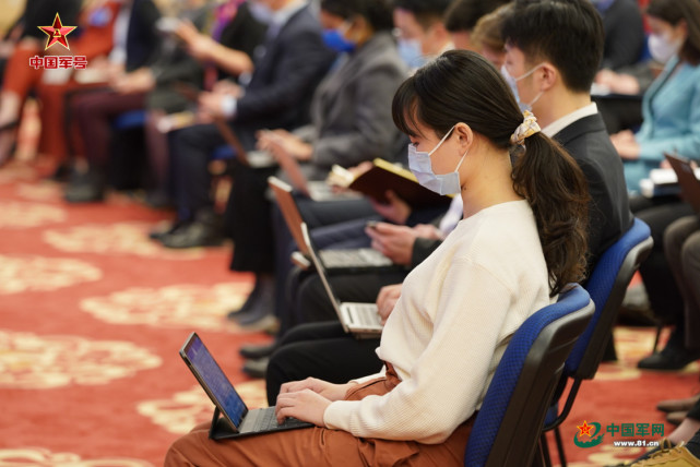 新闻发布会女士着装图片