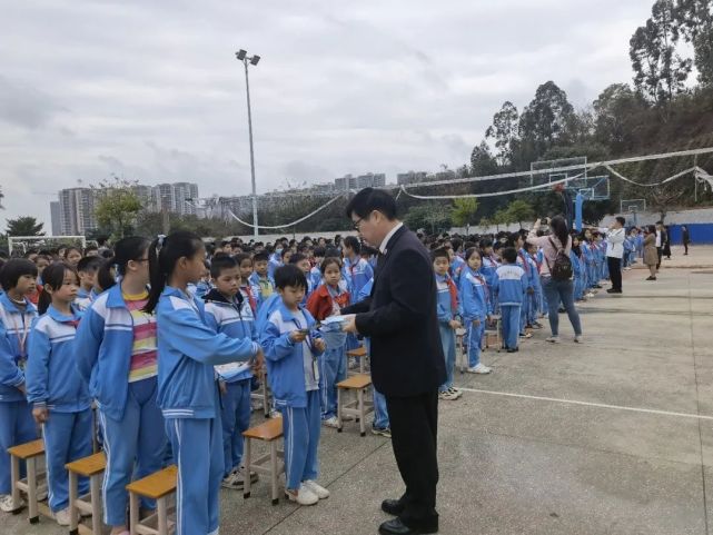 人民检察院员额检察官张平带领"法治进校园"宣讲团走进化州市第五小学