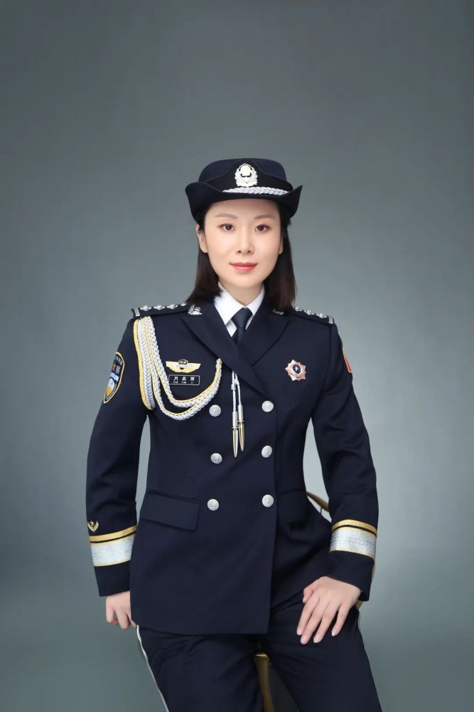 致敬了不起的她穿上警礼服的她们