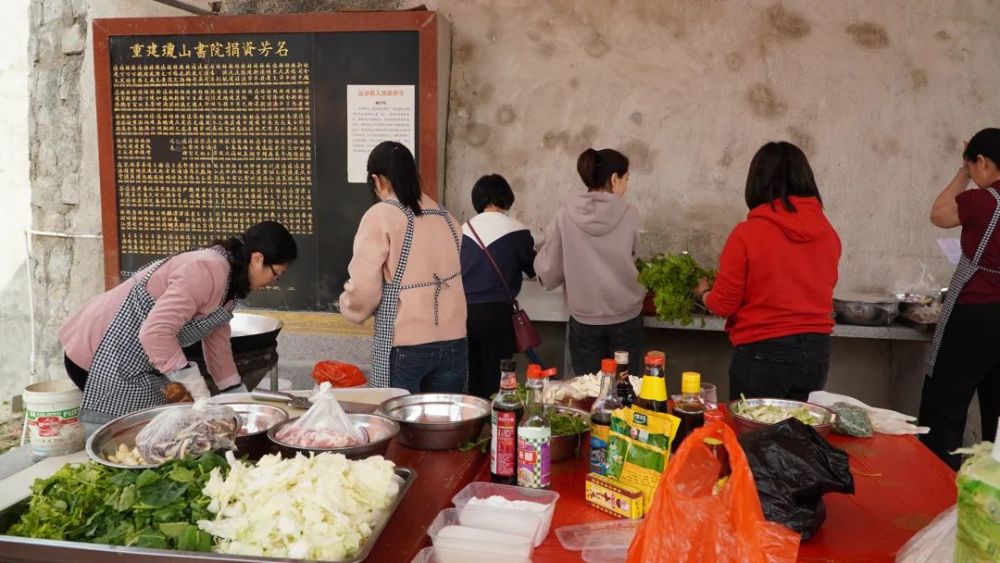 女幹警們自備食材,自制餃子,春捲等美食,在如詩如畫的田園風光中分享