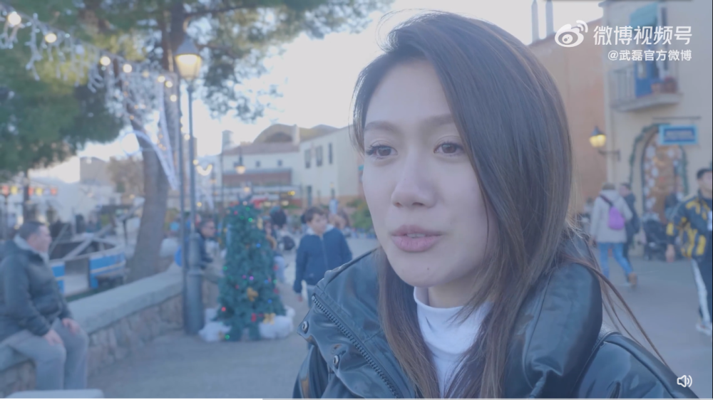 被问到一个人带两个孩子累不累,仲佳蓓表示,"嗯,习惯了.