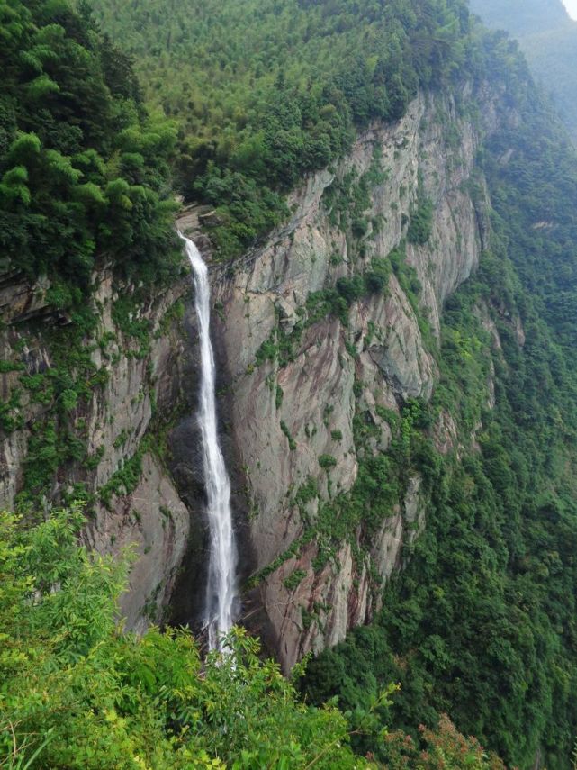李白望庐山瀑布和徐凝庐山瀑布就是天与地的差距