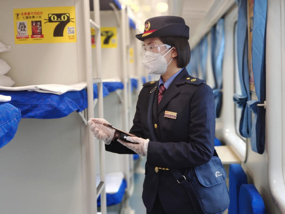 火车乘务员张秋蓉:用斑斓画作记录列车上的温暖瞬间_腾讯新闻