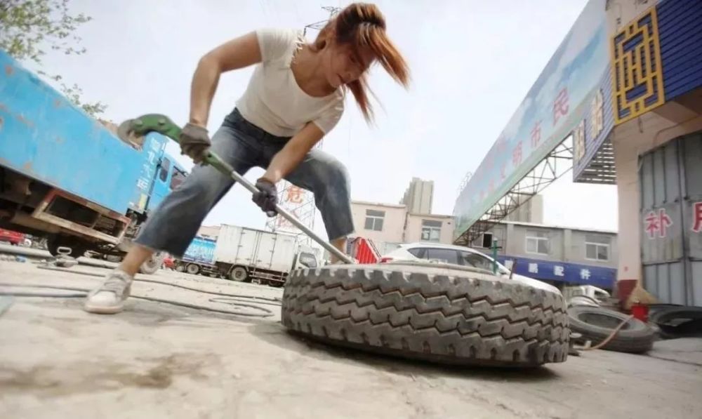 车辕车辙向工作在轮胎一线的老板娘致敬,你的每一次换胎,补胎都在为