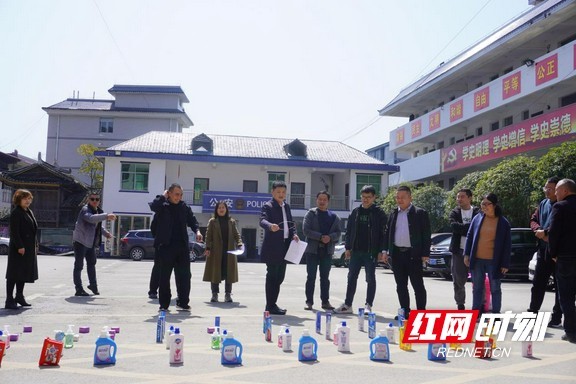 龙山县石牌镇举行庆三八户外系列活动