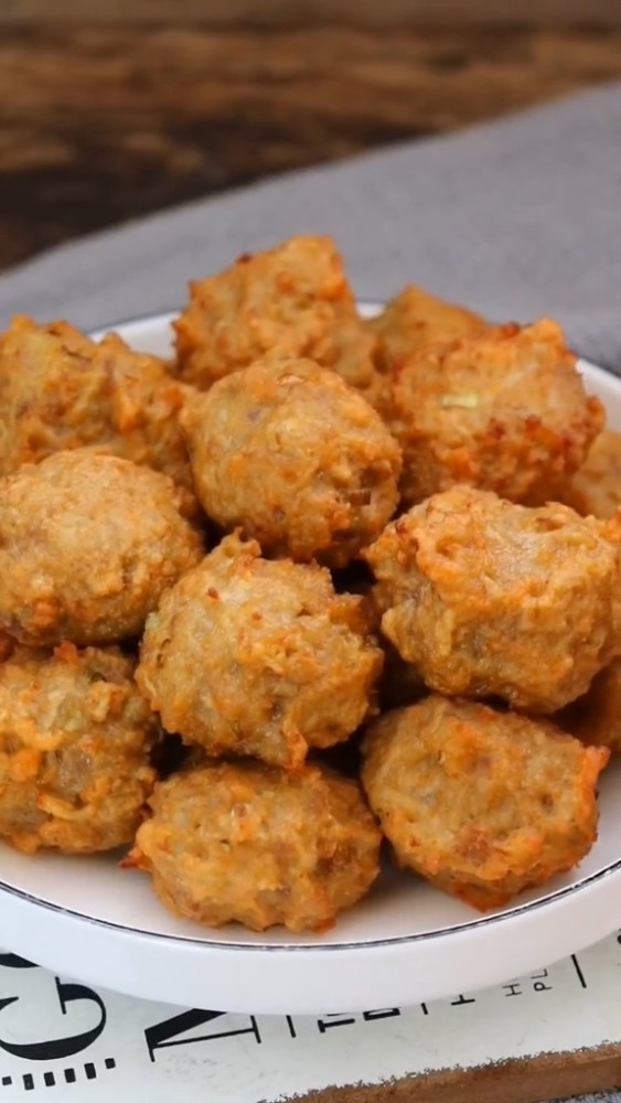 肉丸子在拌制肉馅的时候,经常会加入少许的豆腐泥或挤碎的馒头,来用作