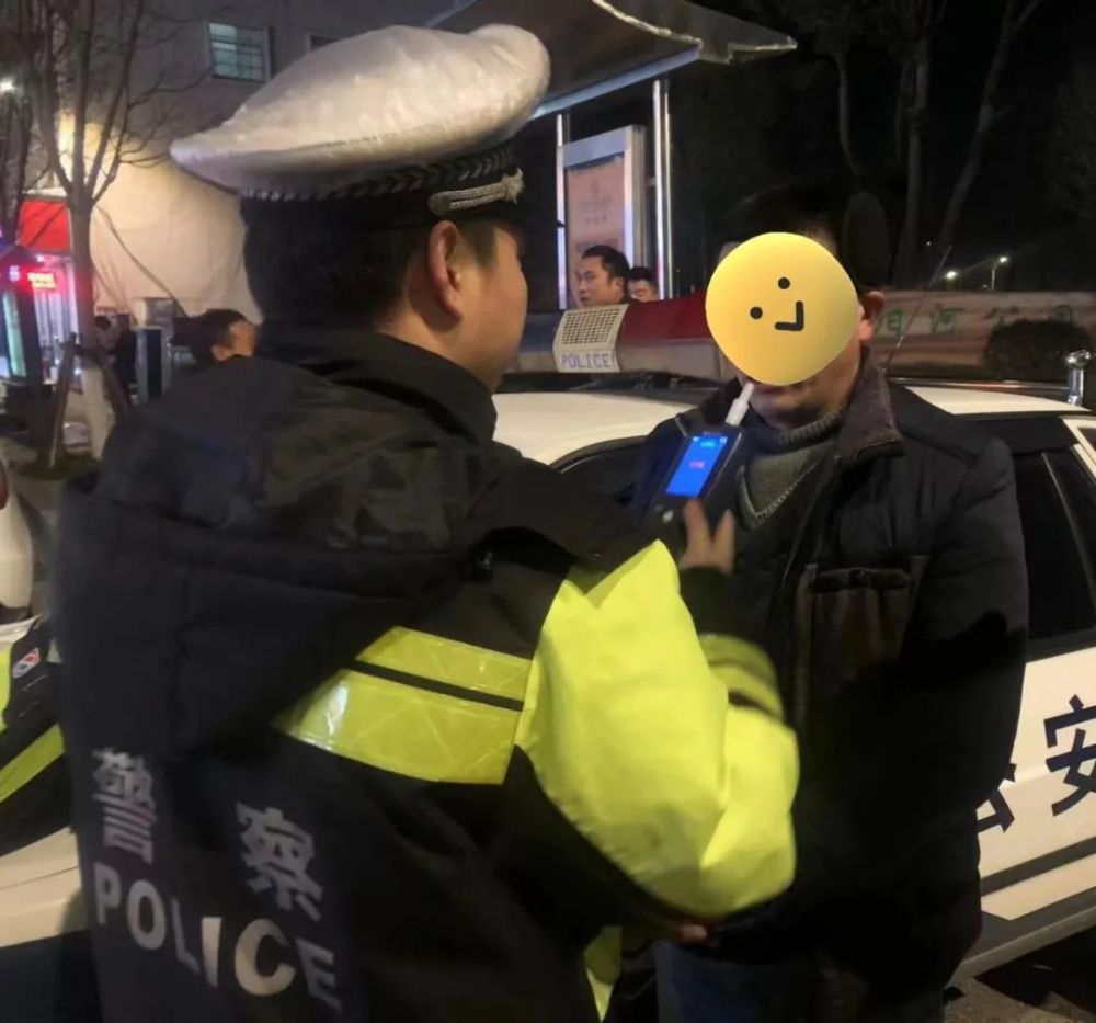 张某万驾驶车牌为赣g27xxx小型汽车行驶至德安县东佳大道与安居路时被