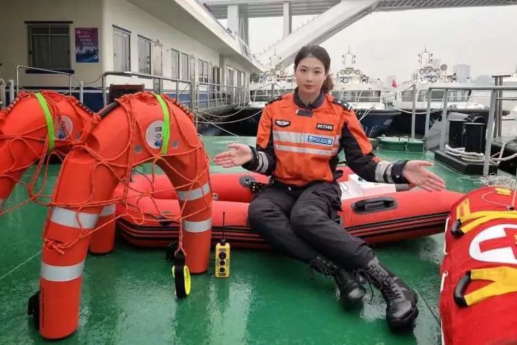 游泳冠軍退役後成為女水警參與研發水上救生機器人