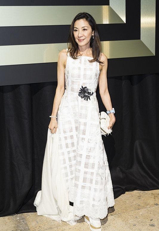 杨紫琼虽然是动作女星，但穿上白裙依旧很优雅，看着还挺高贵的