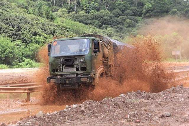 高原汽車兵任務途中,祭奠川藏線上十英雄