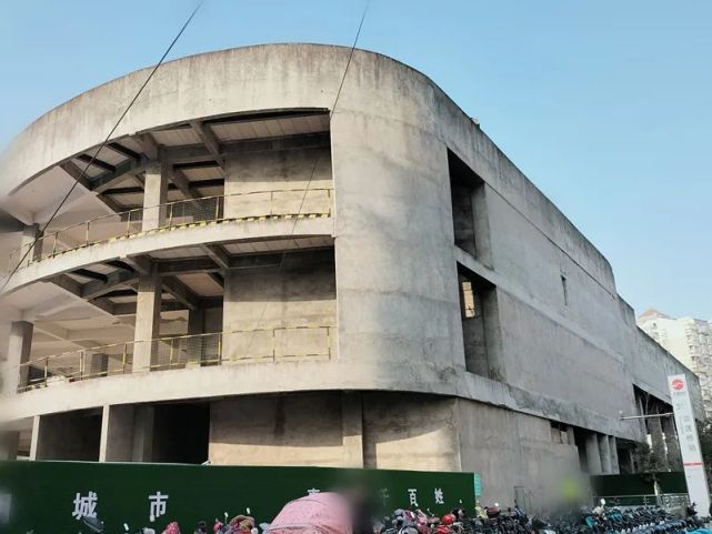 而此次旧城区改建,还包括冷落已久的谈渡桥地铁站上盖商业,未来会建造