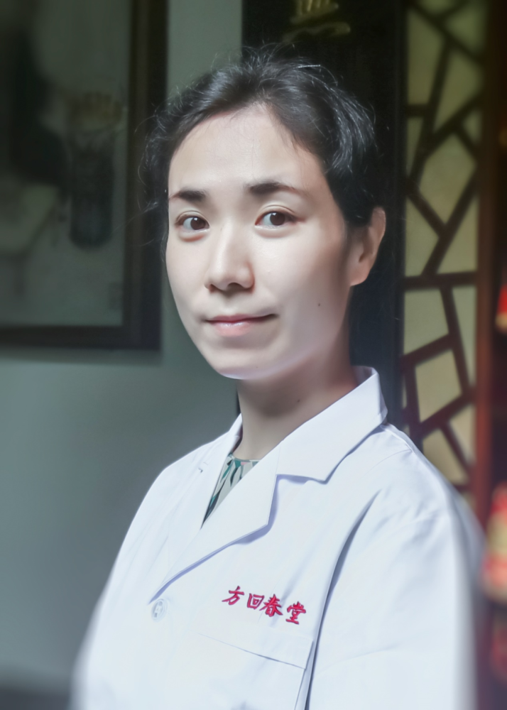 李静益医生中医学硕士中医专家师从全国名中医傅萍教授,钻研中医经典