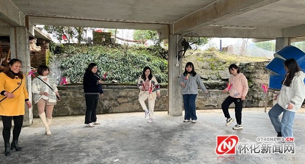 三八妇女节踏青芷江岩桥镇小学女职工欢乐多