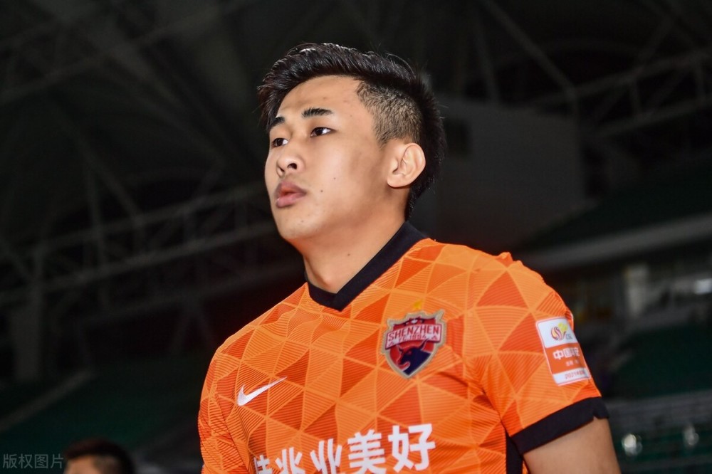 中超转会蒿俊闵去向成谜深圳队或失去戴伟浚耿晓峰将加盟成都蓉城